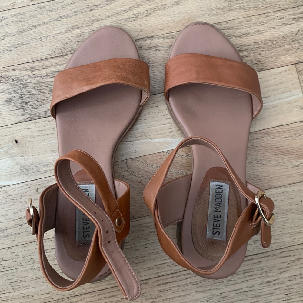 Steve Madden leather cognac low black sandal